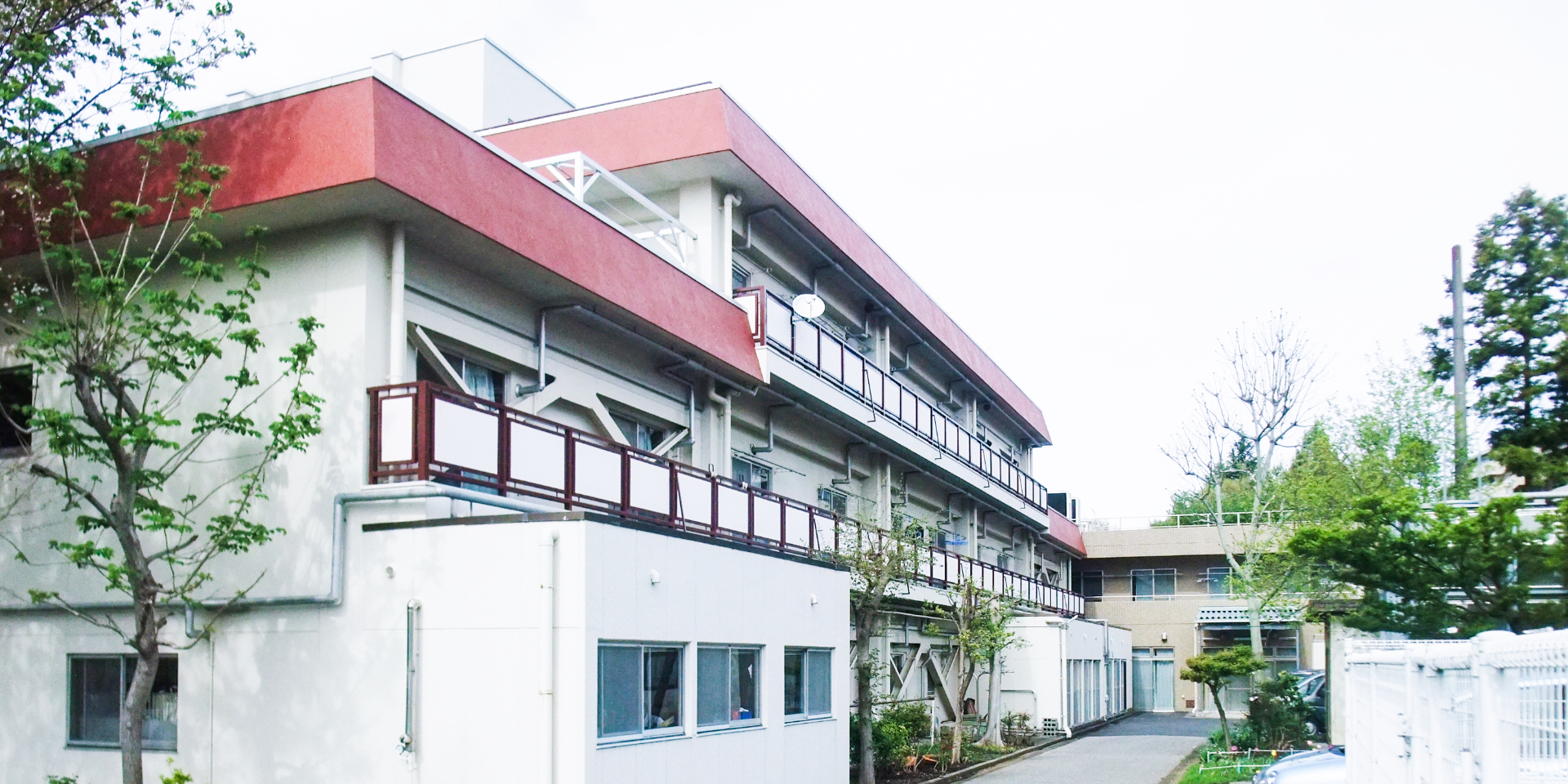 自省館（救護施設）の外観写真